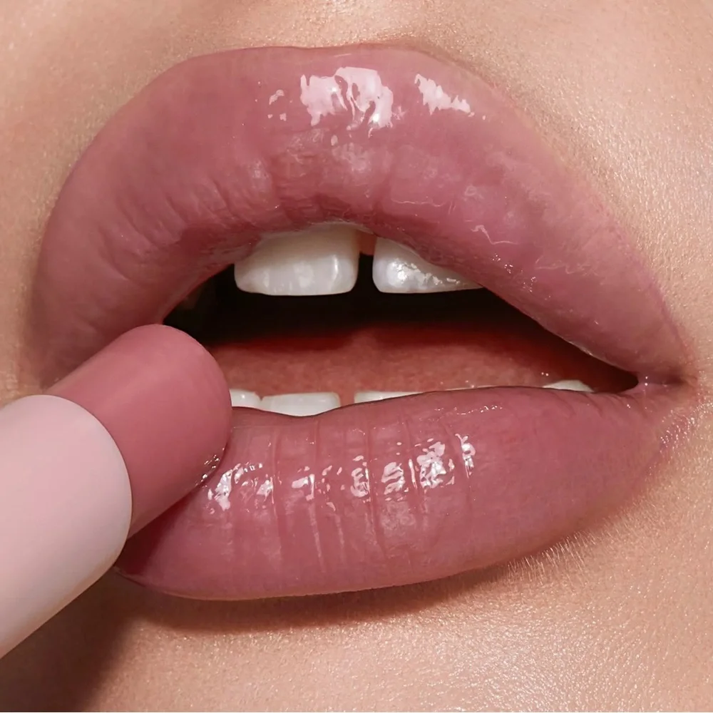 Charlotte Tilbury Hyaluronic Happikiss Lipstick Balm Crystal Happikiss nude pink